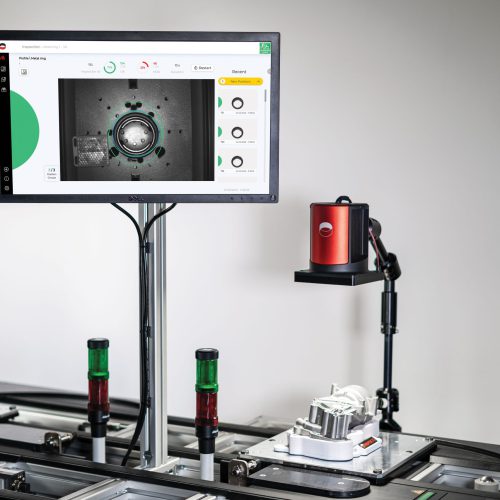 Inspekto S70 inspecting